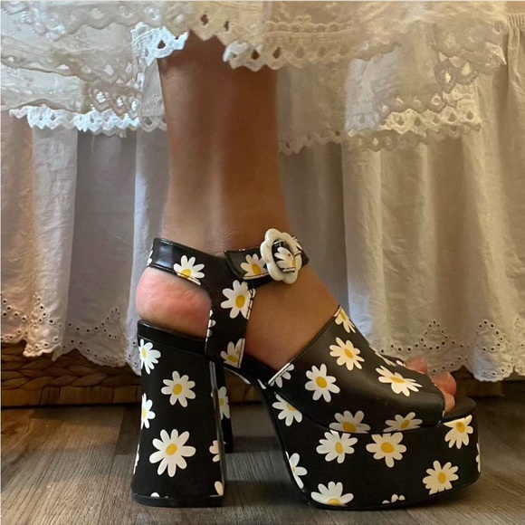 🌼 dELiA*s by DOLLS KILL • Daisy Daze / What's The Buzz Platform Heels - Picture 4 of 12